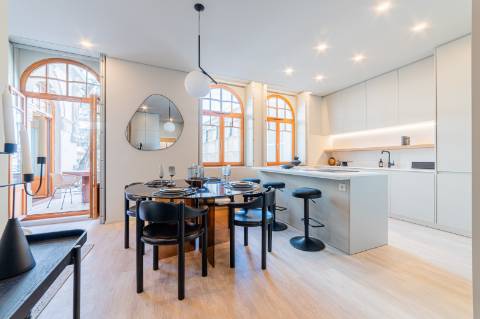 Apartamento T3 com espaçosa varanda estilo Pombalino - Av. da Liberdade, Lisboa