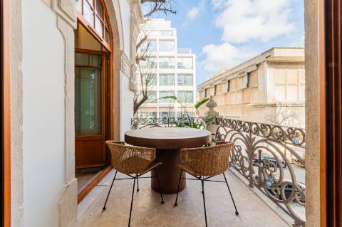 Apartamento T3 com espaçosa varanda estilo Pombalino - Av. da Liberdade, Lisboa