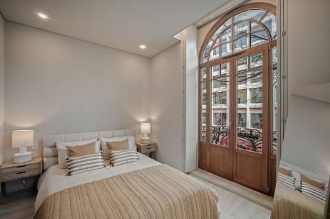 Apartamento T3 com espaçosa varanda estilo Pombalino - Av. da Liberdade, Lisboa