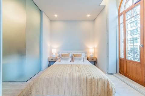 Apartamento T3 com espaçosa varanda estilo Pombalino - Av. da Liberdade, Lisboa