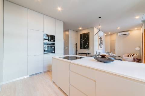 Apartamento T3 com espaçosa varanda estilo Pombalino - Av. da Liberdade, Lisboa