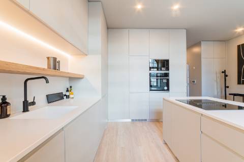 Apartamento T3 com espaçosa varanda estilo Pombalino - Av. da Liberdade, Lisboa
