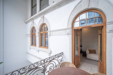 Apartamento T3 com espaçosa varanda estilo Pombalino - Av. da Liberdade, Lisboa