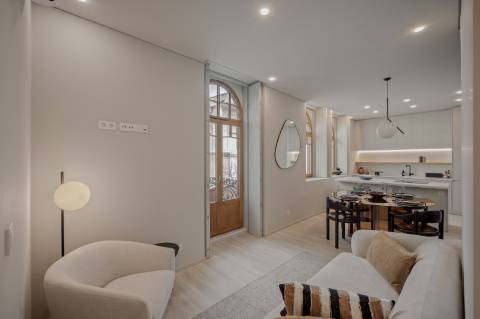 Apartamento T3 com espaçosa varanda estilo Pombalino - Av. da Liberdade, Lisboa