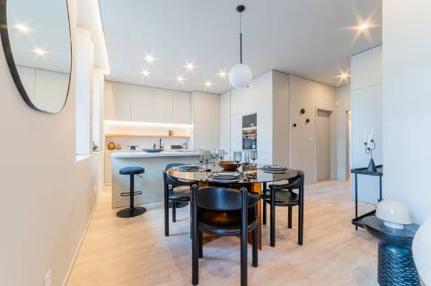 Apartamento T3 com espaçosa varanda estilo Pombalino - Av. da Liberdade, Lisboa