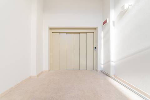 Apartamento T3 com espaçosa varanda estilo Pombalino - Av. da Liberdade, Lisboa