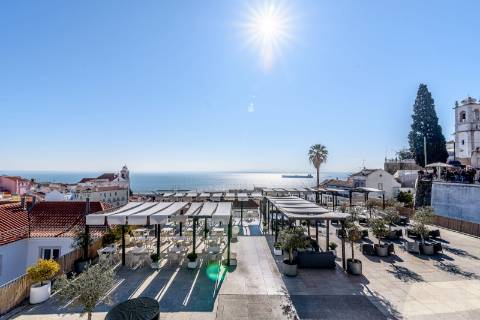 Prédio cuidadosamente recuperado, preservando o estilo clássico Português, mantendo alguns elementos da sua construção original