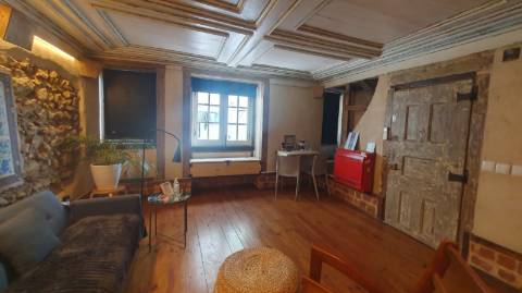 Prédio cuidadosamente recuperado, preservando o estilo clássico Português, mantendo alguns elementos da sua construção original