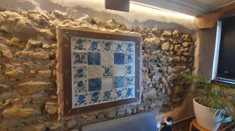 Prédio cuidadosamente recuperado, preservando o estilo clássico Português, mantendo alguns elementos da sua construção original