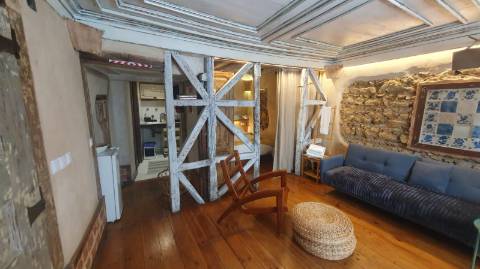 Prédio cuidadosamente recuperado, preservando o estilo clássico Português, mantendo alguns elementos da sua construção original