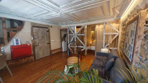 Prédio cuidadosamente recuperado, preservando o estilo clássico Português, mantendo alguns elementos da sua construção original