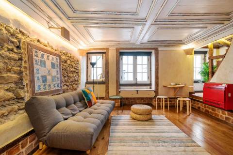 Prédio cuidadosamente recuperado, preservando o estilo clássico Português, mantendo alguns elementos da sua construção original