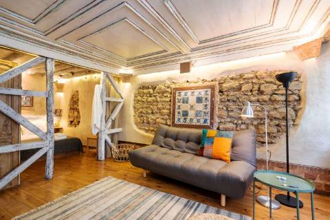 Prédio cuidadosamente recuperado, preservando o estilo clássico Português, mantendo alguns elementos da sua construção original