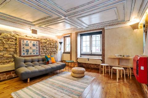 Prédio cuidadosamente recuperado, preservando o estilo clássico Português, mantendo alguns elementos da sua construção original