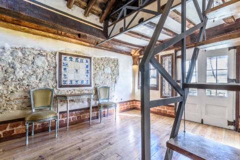 Prédio cuidadosamente recuperado, preservando o estilo clássico Português, mantendo alguns elementos da sua construção original