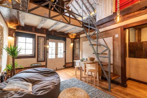 Prédio cuidadosamente recuperado, preservando o estilo clássico Português, mantendo alguns elementos da sua construção original