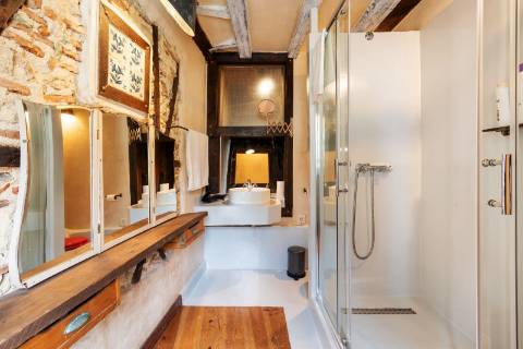 Prédio cuidadosamente recuperado, preservando o estilo clássico Português, mantendo alguns elementos da sua construção original