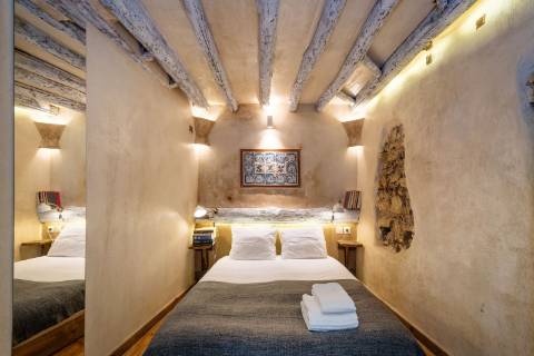 Prédio cuidadosamente recuperado, preservando o estilo clássico Português, mantendo alguns elementos da sua construção original