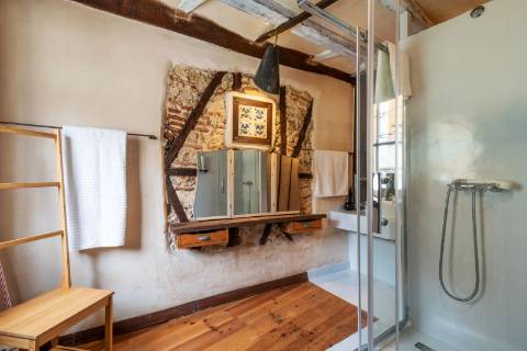 Prédio cuidadosamente recuperado, preservando o estilo clássico Português, mantendo alguns elementos da sua construção original