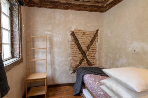 Prédio cuidadosamente recuperado, preservando o estilo clássico Português, mantendo alguns elementos da sua construção original