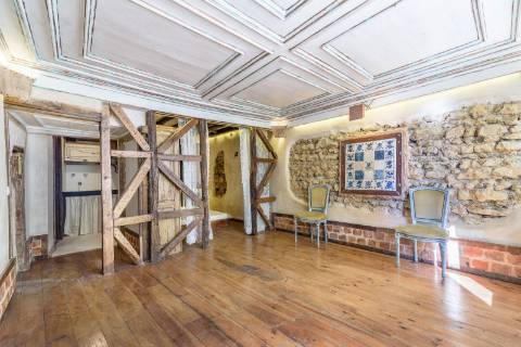 Prédio cuidadosamente recuperado, preservando o estilo clássico Português, mantendo alguns elementos da sua construção original