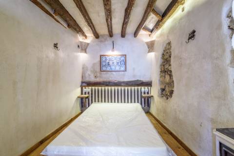 Prédio cuidadosamente recuperado, preservando o estilo clássico Português, mantendo alguns elementos da sua construção original