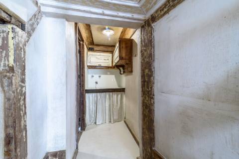 Prédio cuidadosamente recuperado, preservando o estilo clássico Português, mantendo alguns elementos da sua construção original