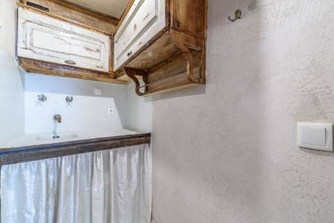 Prédio cuidadosamente recuperado, preservando o estilo clássico Português, mantendo alguns elementos da sua construção original