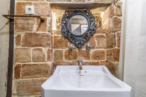 Prédio cuidadosamente recuperado, preservando o estilo clássico Português, mantendo alguns elementos da sua construção original