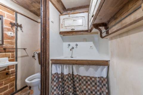 Prédio cuidadosamente recuperado, preservando o estilo clássico Português, mantendo alguns elementos da sua construção original