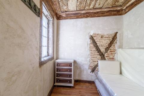 Prédio cuidadosamente recuperado, preservando o estilo clássico Português, mantendo alguns elementos da sua construção original