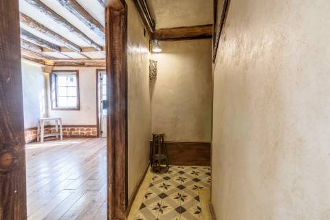 Prédio cuidadosamente recuperado, preservando o estilo clássico Português, mantendo alguns elementos da sua construção original