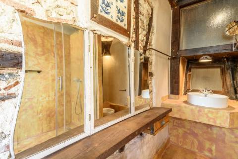 Prédio cuidadosamente recuperado, preservando o estilo clássico Português, mantendo alguns elementos da sua construção original