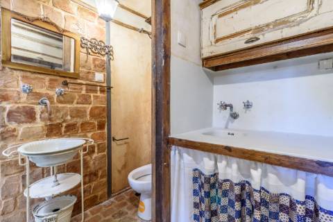 Prédio cuidadosamente recuperado, preservando o estilo clássico Português, mantendo alguns elementos da sua construção original