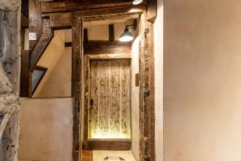 Prédio cuidadosamente recuperado, preservando o estilo clássico Português, mantendo alguns elementos da sua construção original