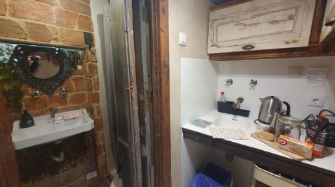 Prédio cuidadosamente recuperado, preservando o estilo clássico Português, mantendo alguns elementos da sua construção original