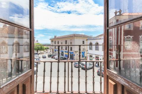 Solar situado no centro de Figueiró dos vinhos, na Praça do Município.