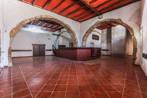 Solar situado no centro de Figueiró dos vinhos, na Praça do Município.