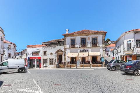 Solar situado no centro de Figueiró dos vinhos, na Praça do Município.