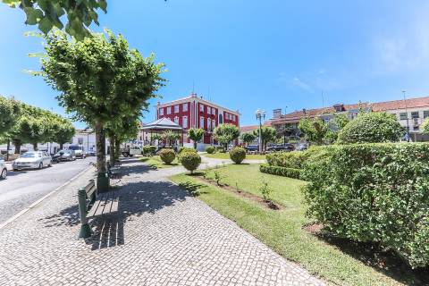 Solar situado no centro de Figueiró dos vinhos, na Praça do Município.