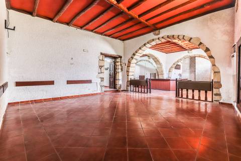 Solar situado no centro de Figueiró dos vinhos, na Praça do Município.