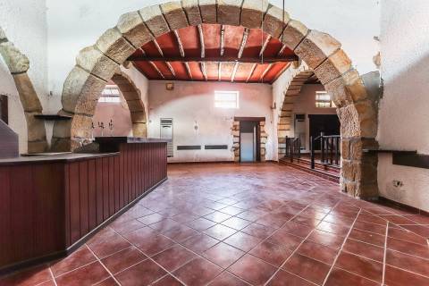 Solar situado no centro de Figueiró dos vinhos, na Praça do Município.