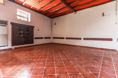 Solar situado no centro de Figueiró dos vinhos, na Praça do Município.