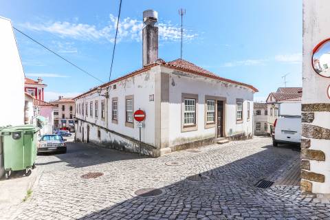 Solar situado no centro de Figueiró dos vinhos, na Praça do Município.
