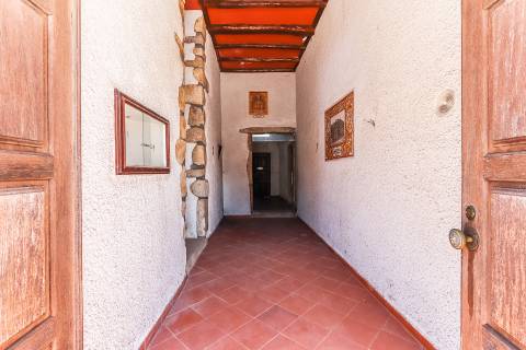 Solar situado no centro de Figueiró dos vinhos, na Praça do Município.