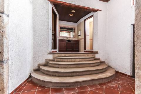 Solar situado no centro de Figueiró dos vinhos, na Praça do Município.