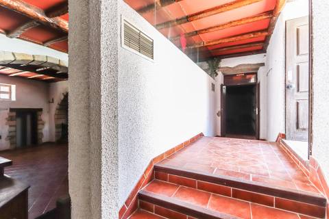 Solar situado no centro de Figueiró dos vinhos, na Praça do Município.