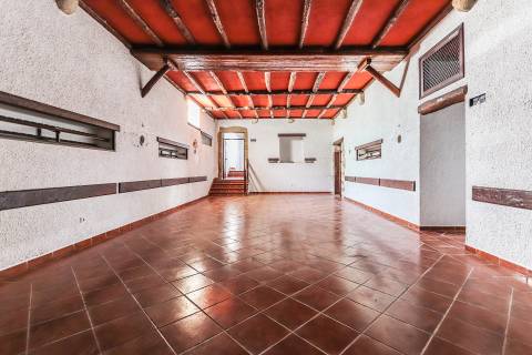 Solar situado no centro de Figueiró dos vinhos, na Praça do Município.