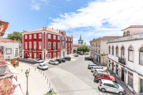 Solar situado no centro de Figueiró dos vinhos, na Praça do Município.