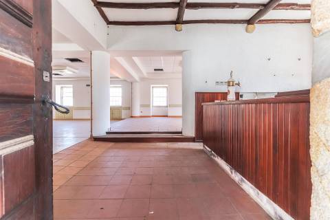 Solar situado no centro de Figueiró dos vinhos, na Praça do Município.